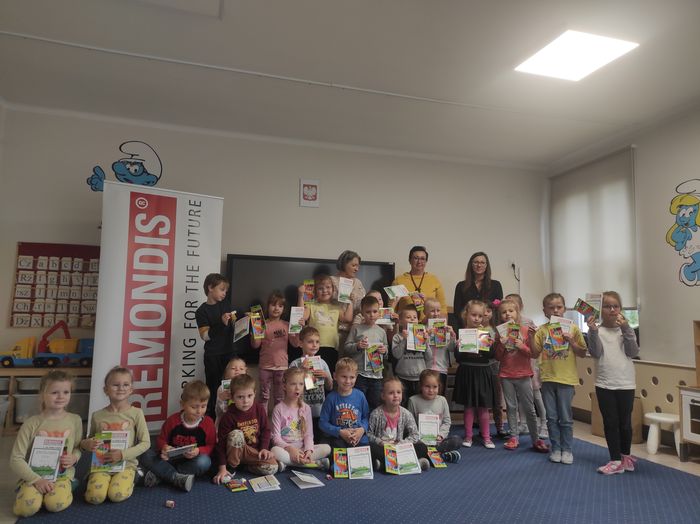 Przedszkolaki z paniami trzymają dyplomy z eko spotkania