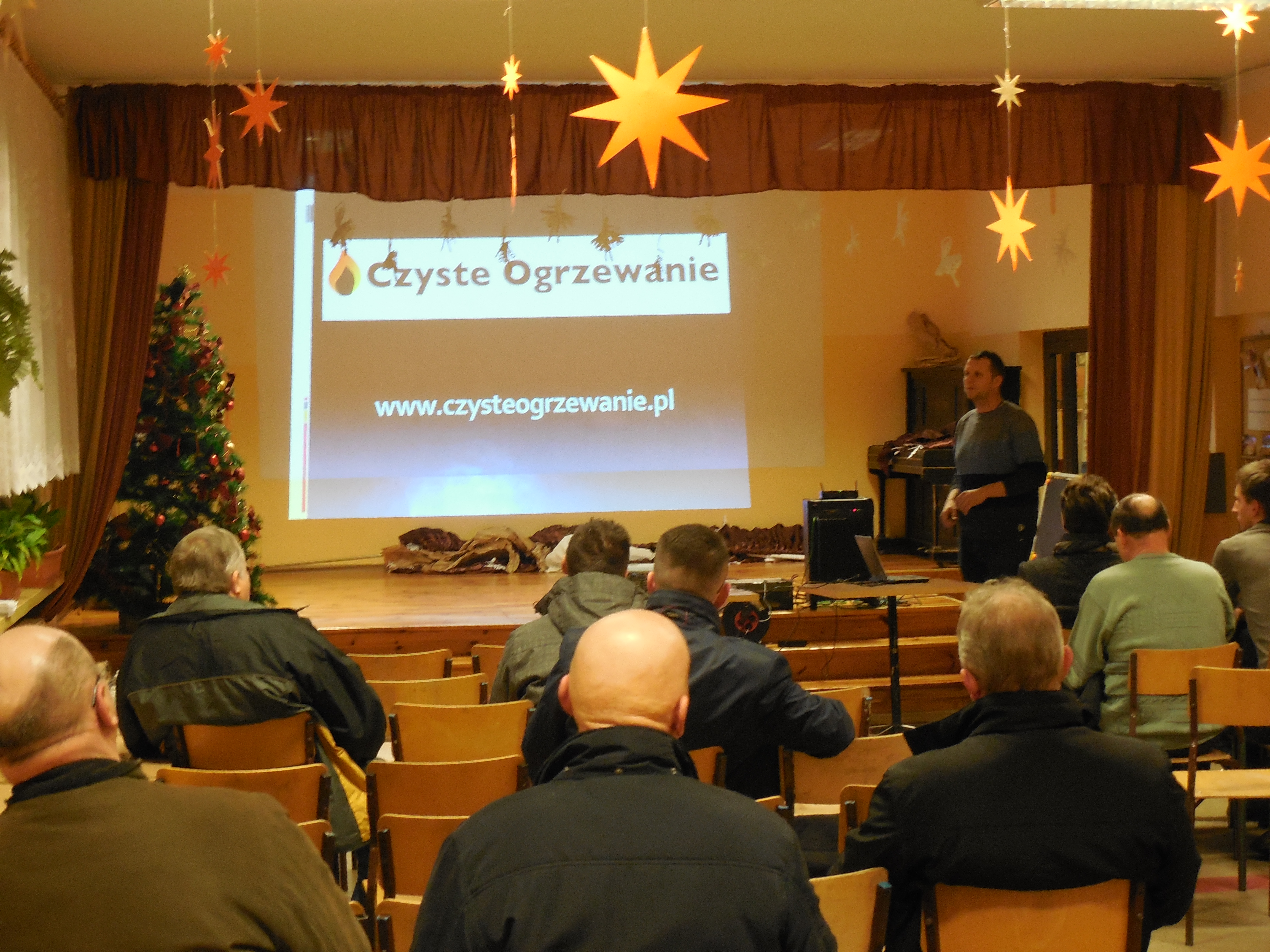 Ludzie wysłuchują prelekcji "Czyste ogrzewanie"